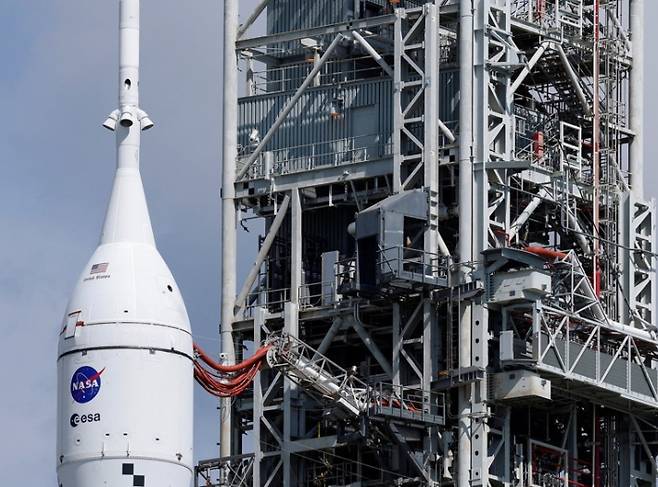 미국 플로리다주 케이프커내버럴의 케네디우주센터에서 27일(현지시간) 미국의 달 복귀 계획인 '아르테미스(Artemis) 프로그램의 로켓인 '우주발사시스템'(SLS)에 유인 캡슐 '오리온'이 탑재돼 있다. 연합뉴스