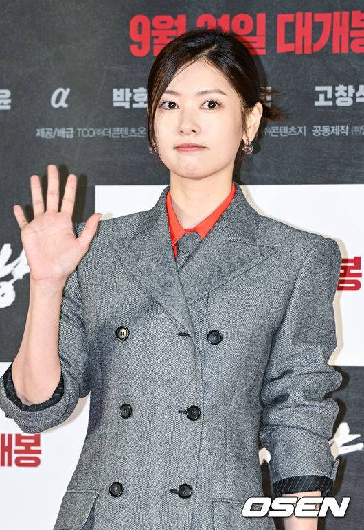 [OSEN=박준형 기자] 29일 오전 서울 용산아이파크몰 내 용산 CGV에서 영화 '늑대사냥'(감독 김홍선) 제작보고회가 진행됐다.  '늑대사냥'은 극악무도한 범죄자들을 태평양에서 한국까지 이송해야 하는 상황 속, 지금껏 보지 못한 극한 상황에 처하게 되는 하드보일드 서바이벌 액션으로 오는 9월 21일 개봉 예정이다.  배우 정소민이 포즈를 취하고 있다. 2022.08.29 / soul1014@osen.co.kr