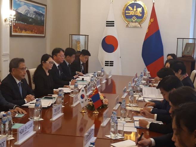 한-몽골 외교장관회담 (울란바토르=연합뉴스) 이정진 기자 = 박진 외교부 장관(맨 왼쪽)이 29일 몽골 울란바토르 외교부 청사에서  바트뭉크 바트체첵 몽골 외교부 장관과 회담하고 있다. 2022.8.29 transil@yna.co.kr