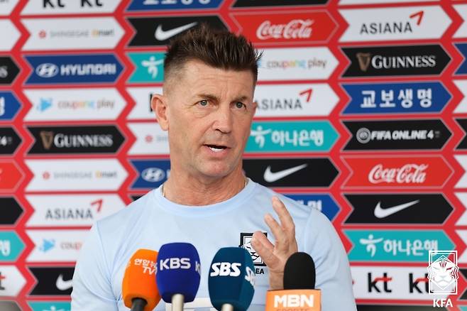 인터뷰하는 콜린 벨 여자축구 대표팀 감독 [대한축구협회 제공. 재판매 및 DB 금지]