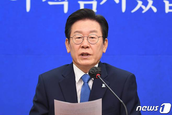 이재명 더불어민주당 신임 당대표가 29일 오전 서울 여의도 국회에서 열린 최고위원회의에서 발언을 하고 있다. (공동취재) 2022.8.29/뉴스1 ⓒ News1 이재명 기자