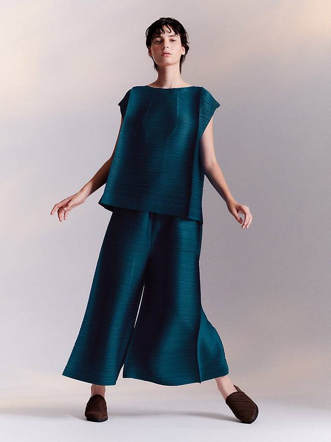 디자이너 이세이 미야케는 건축에도 일가견있었다. 3d프린터가 나오기 전부터 3d 디자인 연구에 몰두하는가 하면, 단순해 보이는 주름 의상 역시 건축적인 구조로 체형을 유지하는 게 특징이다. 과거 ‘할머니 패션’의 대명사로 불렸지만, 활동하기 편하고 세탁과 보관도 간단해 코로나 시기와 맞물려 많은 인기를 끌고 있다. 이세이 미야케 플리츠 플리즈 의상은 국내 DDP를 디자인한 건축가 자하 하디드가 즐겨 입은 의상으로도 잘 알려져 있다. /이세이 미야케 홈페이지