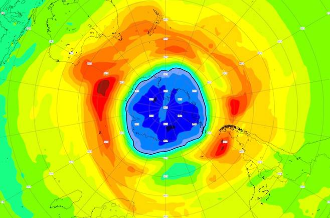 지난해 남극의 오존구멍(오존홀) 지도. 남반구의 오존구멍이 남극 대륙 크기를 넘어섰음을 보여준다. 유럽우주국(ESA) 제공