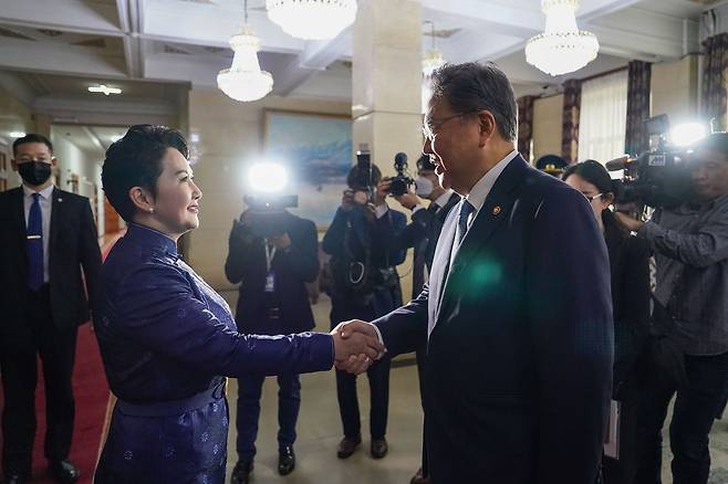 박진 외교부 장관과 바트뭉크 바트체첵 몽골 외교장관이 29일 몽골 수도 울란바토르에서 인사를 나누고 있다. 사진 외교부