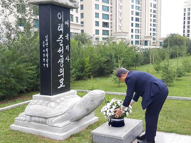 몽골을 방문 중인 박진 외교부 장관이 지난 28일 울란바토르의 독립운동가 이태준 선생 기념공원에 헌화하고 있다. 연합뉴스