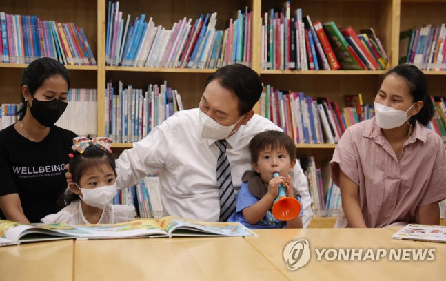 윤석열 대통령이 30일 오전 서울 구로구 가족센터를 방문, 공동육아나눔터 교육 현황과 내용에 대한 설명을 듣고 있다.[사진 제공 = 연합뉴스]