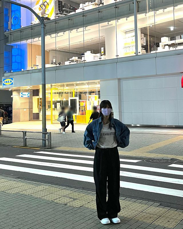 Girl group Red Velvet member Joy (real name Park Soo-young and 25) shared her time at Japan to fans.Red Velvet Joy posted a number of photos on Instagram on Thursday, adding only emoticons, with no comment.This is a picture taken on the streets of Japan: Joy in a blue jacket poses in a pink mask and a populated Japanese downtown area looking back in the middle.In the photo taken with both arms wide in front of the crosswalk, Joys pleasure of enjoying freedom is felt.I also released a photo taken inside a store, which is Joy, who has a cute charm with a youthful pose. Previously, SM Town Live performance was held at Japan Tokyo Dome from 27th to 29th.Fans responded with heart emojis and more.