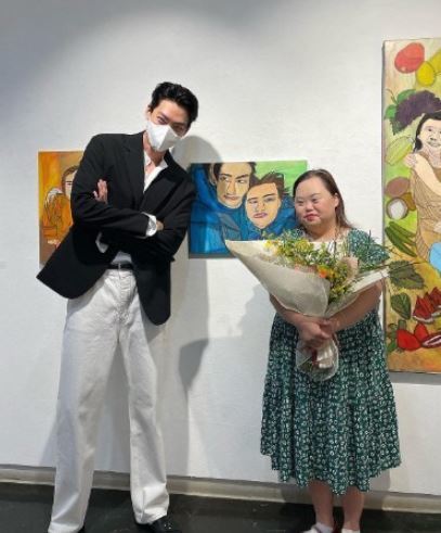 Actor Kim Woo-bin fired back and back fellow Actor and writer Jung Eun-hyeKim Woo-bin released an exhibition of Jung Eun-hye on August 30th through SNS.Kim Woo-bin and Jung Eun-hye in the public photos reveal a close relationship with a friendly smile.He also released a handwritten letter written by Jung Eun-hye to Kim Woo-bin as Ubin brother.The two have previously worked in Drama Our Blues.Kim Woo-bin is a twin sister of Han Ji-min, who was a lover, and met jung Eun-hye.After the end of the drama, Jung Eun-hye said in an interview that Kim Woo-bin and Han Ji-min and Friendship continue.Han Ji-min has also visited the exhibition of Jung Eun-hye, whose warm friendship stands out.Meanwhile, Kim Woo-bin recently met the audience with Choi Dong-hoons movie Electric + In.