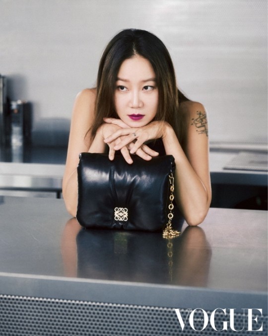 Gong Hyo-jin in the picture showed a chic atmosphere with a deep Lipstick, and she had a nice look at the unique look of surreal concept from the sophisticated daily look.Gong Hyo-jin will star as Korean-American astronaut Eve Kim in the romantic comedy drama Ask the Stars, which is scheduled to air next year.