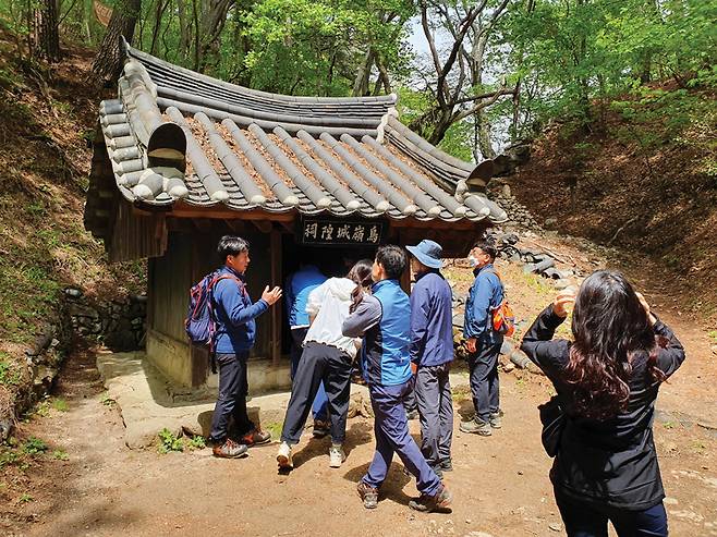 새재 조령성황당.