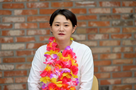 ‘전국노래자랑’ 새 MC 발탁 소감 밝히는 김신영 - 김신영이 30일 KBS 유튜브 채널을 통해 지난 6월 세상을 떠난 송해를 이어 ‘전국노래자랑’ 새 MC를 맡게 된 소감을 밝히고 있다. 2022.8.30 KBS 제공