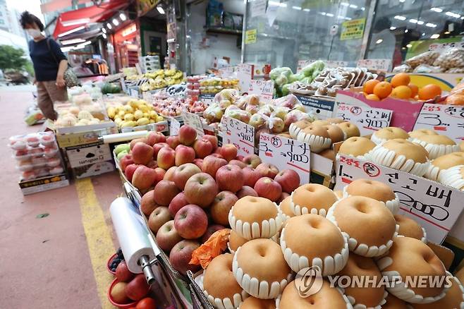전통시장 판매 과일 [연합뉴스 자료 사진]