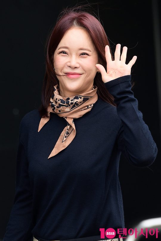 Singer Baek Ji-young once again revealed her charm as a generous older woman: a public embrace of Husband Jung Suk-won.In SBS TV entertainment Same Bed, Different Dreams 2: You Are My Dest - You Are My Destiny, Lee Ji-hyes best friend, Baek Ji-young, and Kim Sooks houses were released to the new house of Moon Jea-wan.Kim Sook asked them, What did you see the most when you were dating?Lee Ji-hye said, I think I have seen a lot of real personality and my sister has seen a little face a lot. So, if you overlap, you are confronted by a man and fight because of a man.Then Moon Jea-wan said, What if you have a good face and personality?I asked Lee Ji-hye, he said, that man does not like us, but Baek Ji-young said, No, I met such a man and married.In particular, Baek Ji-young said, When I live, I say that I eat and eat my face, but I eat it. I have to have a pretty corner in my own standards.If you live with a handsome person, do you have a good face? he said. There is certainly.The humor code should fit well. There should be a Tikitaka. Thats important, he added.Baek Ji-young had no complaints, but stepped out to cheer on Husband, who could be intimidated by the unsavory.As a wife of a man, as a mother of a child, she was busy wrapping up her family.Jung Suk-won had been drugged in a Buddhist club toilet in Melbourne, Australia, the day it was known that he was about to perform a concert by Baek Ji-young.At that time, Baek Ji-young also went to concerts to avoid damaging the staff and fans.I spent the same Haru as 10 years, he said in a performance for the Baek Ji-young Concert Welcome Back: Husband made a big mistake.I will reflect on my wife and companion together. When I married Jung Suk-won, I thought about my marriage pledge again.When I am tired, when I am healthy, when I am sad, I will keep Husbands side as a wife. Baek Ji-young was also known to have tears in the audience.More than four years have passed, but Jung Suk-won is in the middle of a struggle.It is the responsibility of his wife, Baek Ji-young, who warmly wrapped Jung Suk-won, who quietly covers Husbands faults and shortcomings and supports his return as an actor.I hope Jung Suk-won will remain with Baek Ji-young with a sincere apology as a head and as a public figure.
