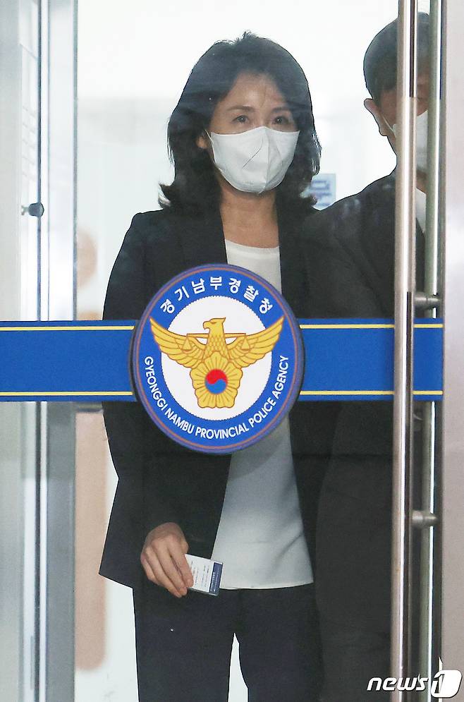 이재명 더불어민주당 의원(인천 계양을)의 배우자 김혜경 씨가 지난 23일 오후 경기 수원시 장안구 경기남부경찰청에서 '법인카드 유용 의혹' 관련 조사를 마치고 나오고 있다. (공동취재) 2022.8.23/뉴스1 ⓒ News1 김영운 기자