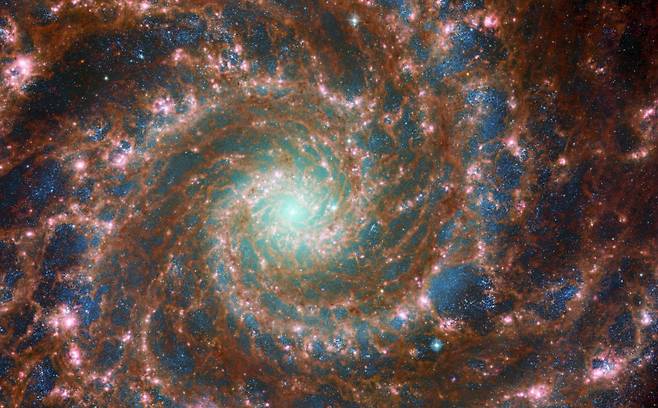 제임스 웹과 허블의 ‘유령 은하’ 관측 데이터를 중첩한 이미지. 사진=NASA/ESA/CSA