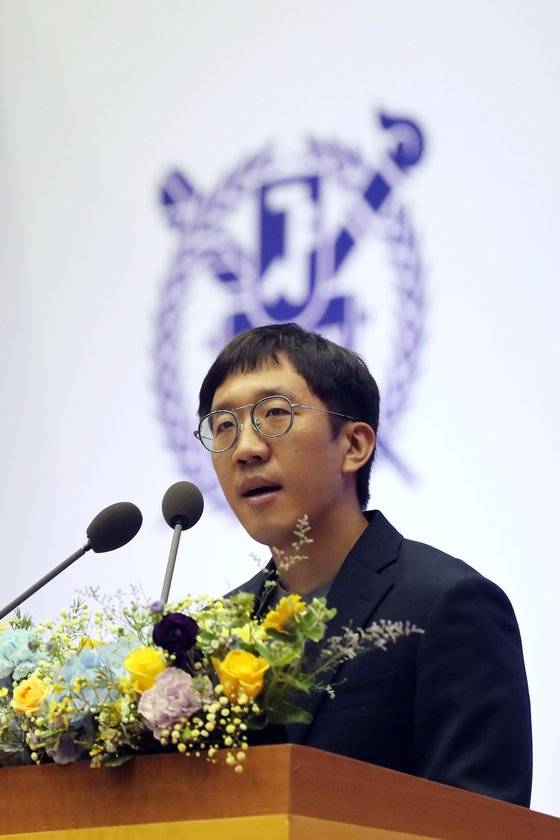 허준이 미국 프린스턴대학교 수학과 교수가 29일 서울 관악구 서울대학교에서 열린 '제76회 후기 학위수여식'에서 축사를 하고 있다. 뉴스1