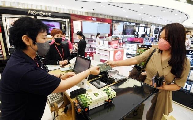 김포~하네다 노선의 운항을 재개한 2022년 6월 29일 서울 강서구 김포공항 국제선 청사에서 승객이 면세점을 이용하고 있다. 사진=한국경제신문