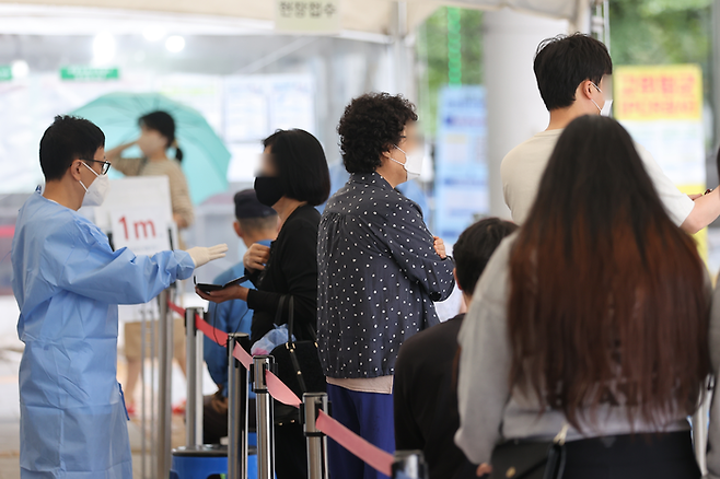 지난 30일 오전 시민들이 서울 마포구 보건소 선별진료소에서 코로나19 검사를 위해 차례를 기다리고 있다. 연합뉴스