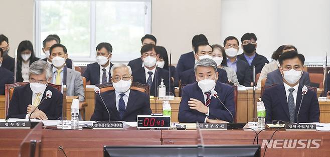 [서울=뉴시스] 최진석 기자 = 이종섭(왼쪽 세번째) 국방부 장관이 31일 서울 여의도 국회에서 열린 국방위원회 전체회의에서 의원 질의에 답변하고 있다. 앞줄 왼쪽부터 이기식 병무청장, 송선태 5.18 민주화운동 진상규명조사위원장, 이 국방부 장관, 엄동환 방위사업청장. (공동취재사진) 2022.08.31. photo@newsis.com
