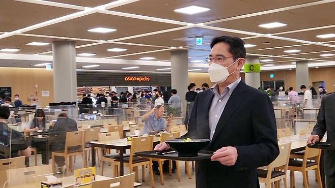 [서울=뉴시스] 이재용 삼성전자 부회장이 19일 경기도 용인 삼성전자 기흥캠퍼스에서 열린 차세대 반도체 R&D단지 기공식 참석에 앞서 구내식당에서 식사를 하기 위해 이동하고 있다. (사진=삼성전자 제공) 2022.08.19. photo@newsis.com *재판매 및 DB 금지