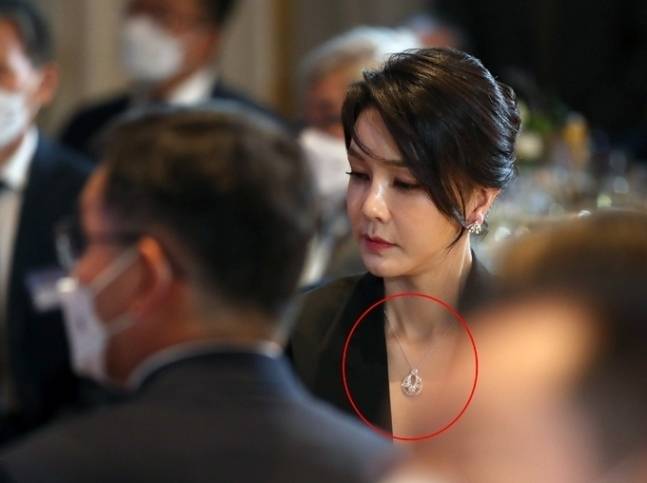 윤석열 대통령 부인의 김건희 여사가 지난달 29일(현지시간) 마드리드의 한 호텔에서 열린 스페인 동포 초청 만찬 간담회에 참석해 윤 대통령의 격려사를 듣고 있다. 당시 김 여사가 착용한 목걸이는 프랑스 명품 브랜드 ‘반 클리프 앤 아펠’ 제품(추정가 6000만원 이상)이다. 마드리드=뉴시스