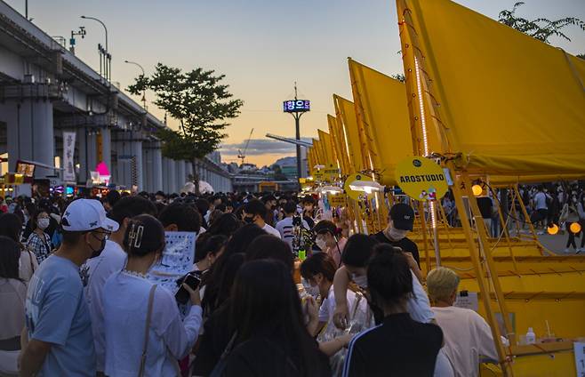  음식뿐만 아니라 다양한 액세서리를 판매하는 부스도 마련돼 있다