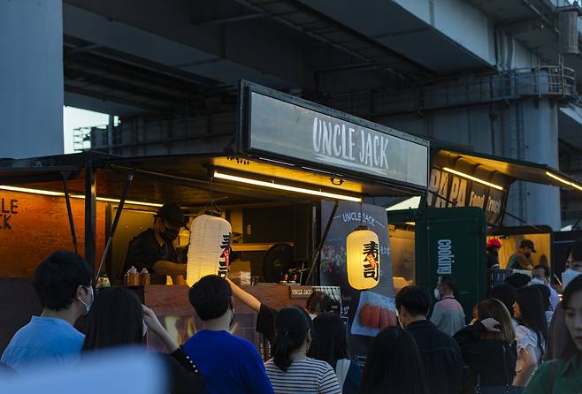 &nbsp;어둠이 깔리면 야시장의 분위기가 제대로 난다