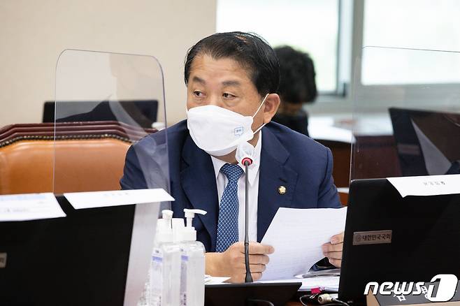 김병주 국회 국방위원회 더불어민주당 간사가 29일 서울 여의도 국회에서 열린 국방위원회 전체회의에서 의사진행발언을 하고 있다. 2022.8.29/뉴스1 ⓒ News1 유승관 기자