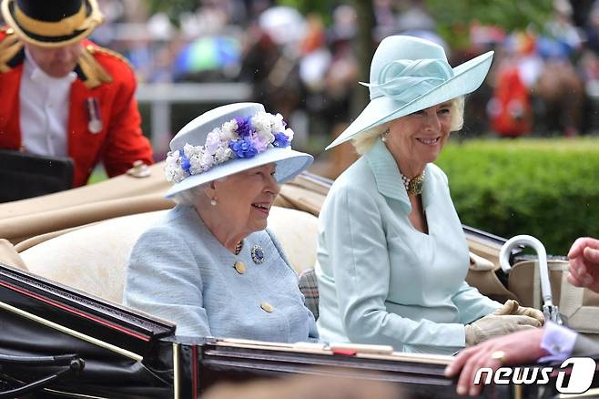 영국 엘리자베스 여왕(왼쪽)과 카밀라 파커볼스(오른쪽)가 2019년 6월 19일(현지시간) 런던 애스콧에서 열린 경마대회에 참석하고 있다. ⓒ AFP=뉴스1 ⓒ News1 김지현 기자