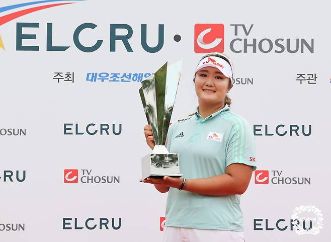 유해란이 26일 경기 안산 대부도 아일랜드CC에서 열린 KLPGA투어 엘크루-TV조선 프로 셀러브리티에서 우승 한 뒤 트로피를 든 채 포즈를 취하고 있다. (KLPGA 제공) 2021.9.26/뉴스1 ⓒ News1 박지혜 기자