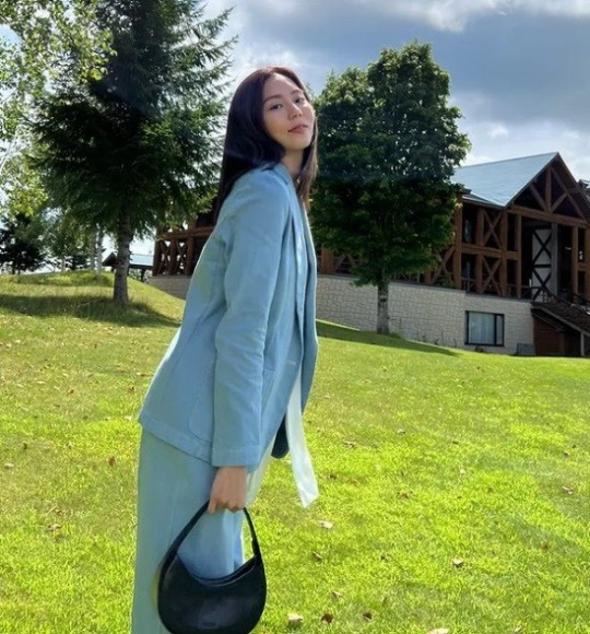Actor Uee showed off his beautiful beauty and attracted attention.Uee posted a picture of his current situation through his SNS on the 1st.In the open photo, Uee was wearing a sky blue suit on a wide field and taking various poses.Uee, who still has a slim figure, succeeded in transforming his image into a chic hairstyle.On the other hand, Uee appeared in the TVN drama Ghost Doctor which last February and received a lot of love.