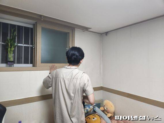지난달 30일 서울 광진구 일대 공인중개사에서 A씨(28)가 LH전세자금대출을 통해 셋방을 구하고 있다. 공인중개사를 통해 소개받은 방 한쪽에는 물자국이 선명하게 남아있다./ 사진=김동규 기자