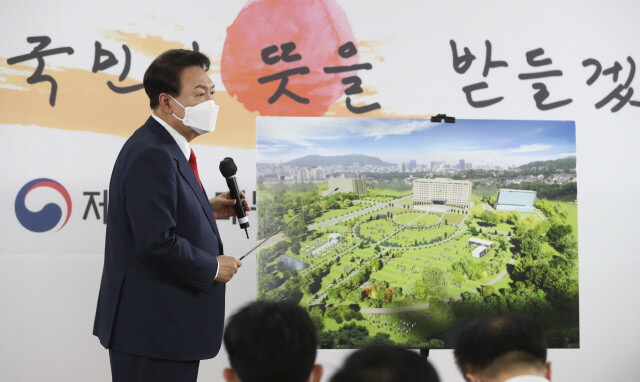 윤석열 대통령 당선인이 3월20일 오전 서울 종로구 삼청동 대통령직인수위원회 회견장에서 대통령실 용산 이전과 관련해 기자회견을 하고 있다. 공동취재사진