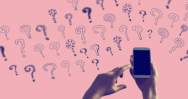 스마트폰 하나에서 전화번호 2개를 함께 쓸 수 있게 해주는 ‘이심’ 서비스가 1일 시작돼 가입 신청을 받고 있다. 게티이미지뱅크