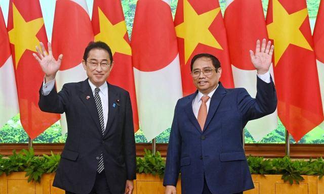 지난 5월 기시다 후미오(왼쪽) 일본 총리와 팜민찐 베트남 총리가 베트남 하노이 총리공관에서 정상회담 기념 사진을 촬영하고 있다. VN익스프레스 캡처