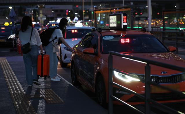 지난 7월 18일 오후 서울역 택시승강장에서 시민들이 택시를 타고 있다. 연합뉴스
