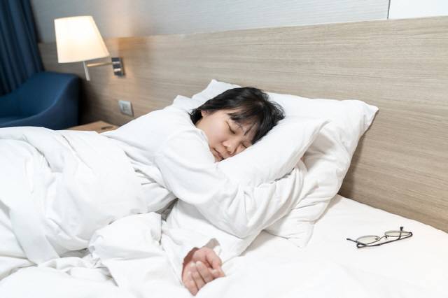 옆으로 누워서 자는 습관은 팔자주름의 원인이 될 수 있다./사진=게티이미지뱅크