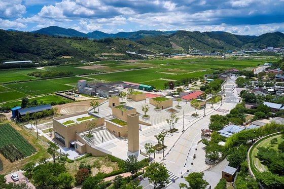 1일 경남 김해 봉하마을에서 개관한 ‘깨어있는시민 문화체험전시관’ 전경. 사진 노무현재단