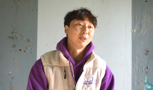 동물구조단체 리버스의 김용환 대표는 "구조 당시 탈장견에게서 지독한 피비린내와 썩은내가 났다"며 구조 당시 상황을 설명하고 있다.