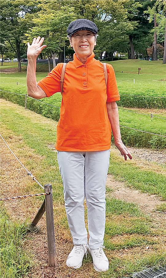 지난달 29일 송정숙 전 보건사회부 장관이 새 보금자리인 경기 용인시 기흥구에 있는 ‘삼성노블카운티’에서 산책을 하던 중 포즈를 취하고 있다.