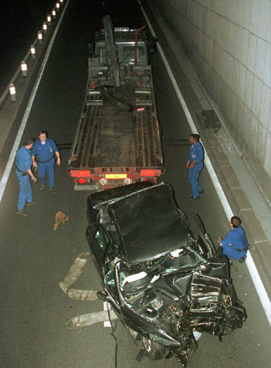 지난 1997년 8월 31일 프랑스 파리에서 발생한 고통사고로 처참하게 부서진 다이애나비 탑승 차량을 견인하고 있다. AP연합뉴스