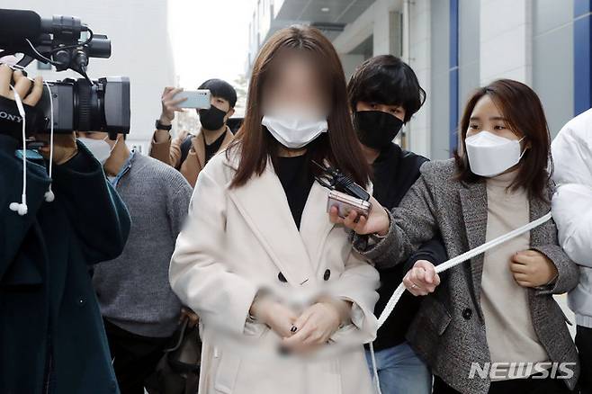 [서울=뉴시스] 최동준 기자 = 지하철에서 휴대전화로 60대 남성의 머리를 수차례 때린 혐의를 받고 있는 20대 여성 A씨가 30일 서울 양천구 서울남부지방검찰청으로 송치되고 있다. 2022.03.30. photocdj@newsis.com