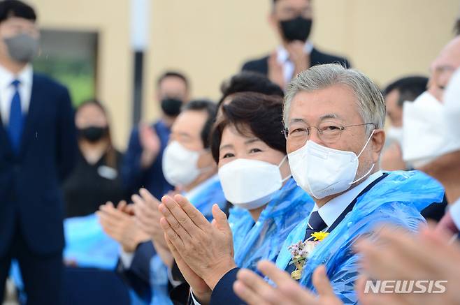 [김해=뉴시스] 차용현 기자 = 1일 오전 문재인 전 대통령과 김정숙 여사가 경남 김해시 진영읍 봉하마을에서 열린 노무현 대통령 기념관 개관식에 참석해 박수를 치고 있다. 2022.09.01. con@newsis.com