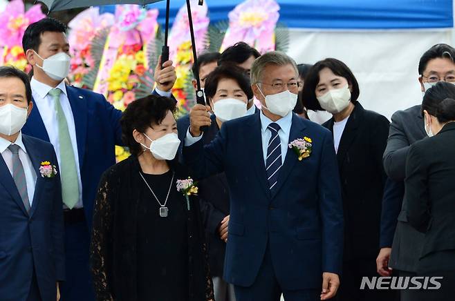 [김해=뉴시스] 차용현 기자 = 1일 오전 문재인 전 대통령과 김정숙 여사, 권양숙 여사가 경남 김해시 진영읍 봉하마을에서 열린 노무현 기념관 개관식에 참석하고 있다. 2022.09.01. con@newsis.com