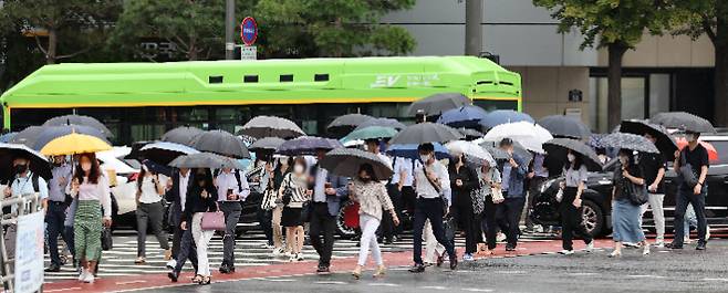 지난달 29일 서울 중구 태평로에서 우산을 쓴 시민들이 횡단보도를 지나고 있다. 연합뉴스