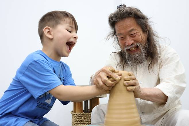 외국인 어린이가 이천도자예술마을에서 도자기 만들기를 체험하고 있다. 이천시 제공