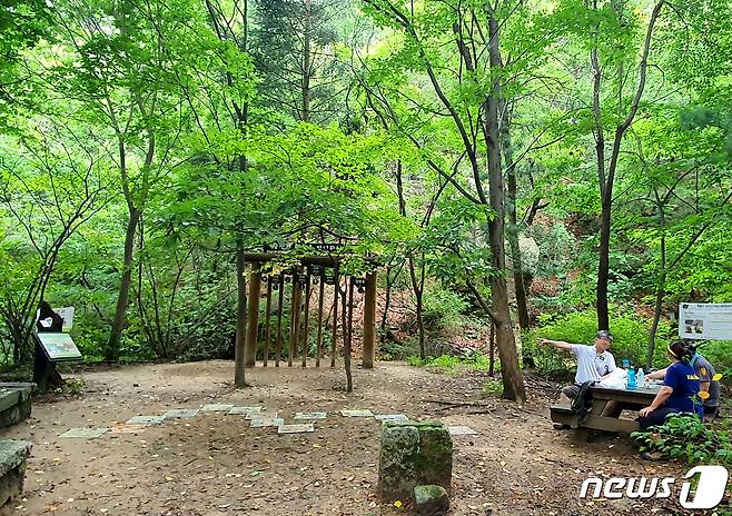 원도봉계곡 자연관찰로에서 휴식중인 탐방객들. 국립공원은 자연과 문화를 접하는 야외교실이다