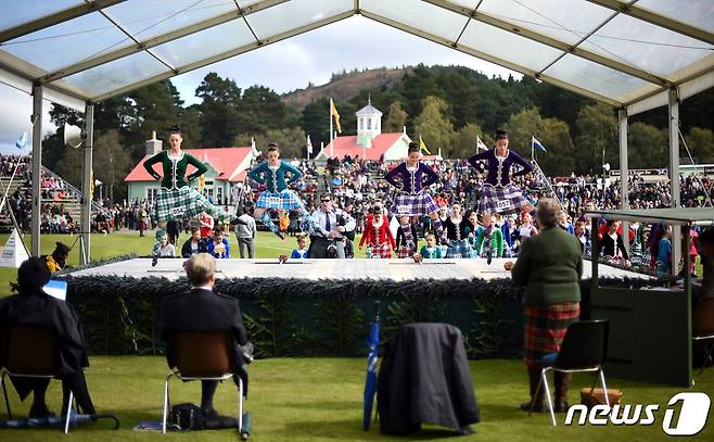 스코틀랜드 중부 브레이마 마을에서 영국 왕실 전통 행사인 '브레이마 게더링' 행사 가운데 하일랜드 댄스 경연이 펼쳐지고 있다. 2019.09.07 ⓒ AFP=뉴스1 ⓒ News1 정윤미 기자