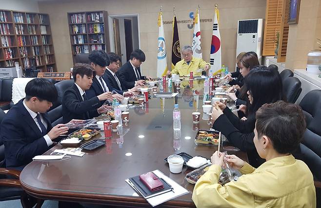 박종구 총장이 학생회 간부들과 도시락 점심 간담회를 하고 있다./초당대