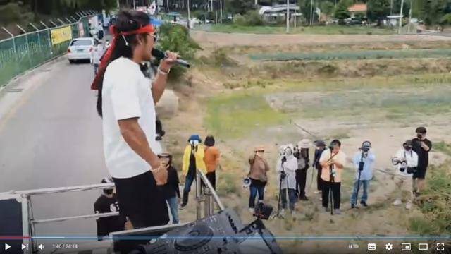 보수 유튜버 '벨라도' 안정권(43)씨가 문재인 전 대통령 자택이 있는 경남 양산 평산마을에서 시위를 하고 있는 모습. 유튜브 채널 유진무퇴 캡처